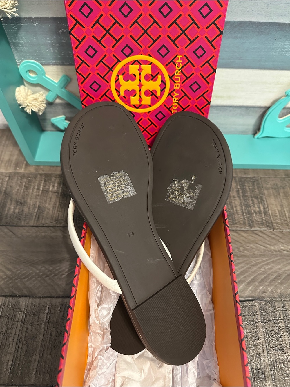 Tory Burch Women Chelsea Leather Flip Flop Thong Sandals in Light Cream - Picture 4 of 6
